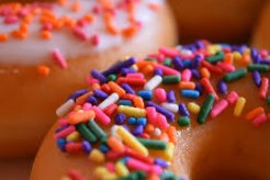Alimentos ultraprocesados vs alimentos integrales - donuts