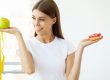 cómo adelgazar sin pasar hambre - chica entre donut y manzana